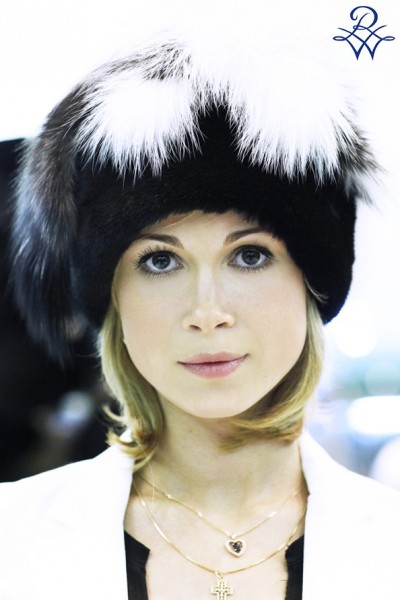 Головной убор меховой женский 08019130 кубанка лиса platinum, норка BLACK NAFA от компании «Русская зима» Головной убор меховой женский 08019130 кубанка лиса platinum, норка BLACK NAFA